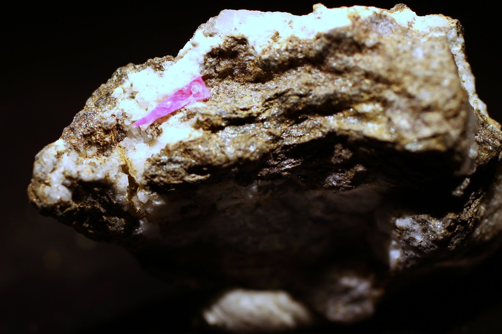 Allanita-(Ce)
40 x 24 x 16 mm.
(Autor: José Luis Zamora)