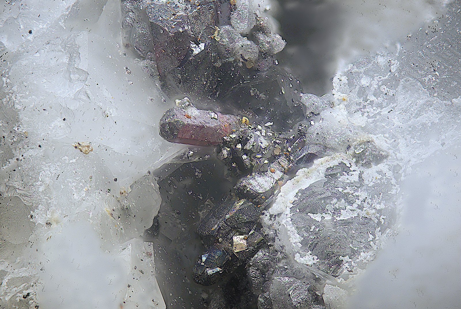 Pirargirita
Campo de visión de 1 mm.
(Autor: Antonio Carmona)