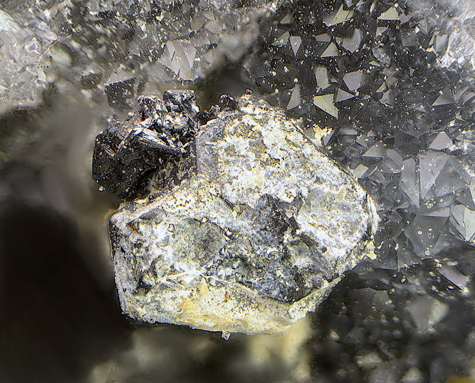 Estefanita sobre Galena
Campo de visión de 4 mm
(Autor: Antonio Carmona)