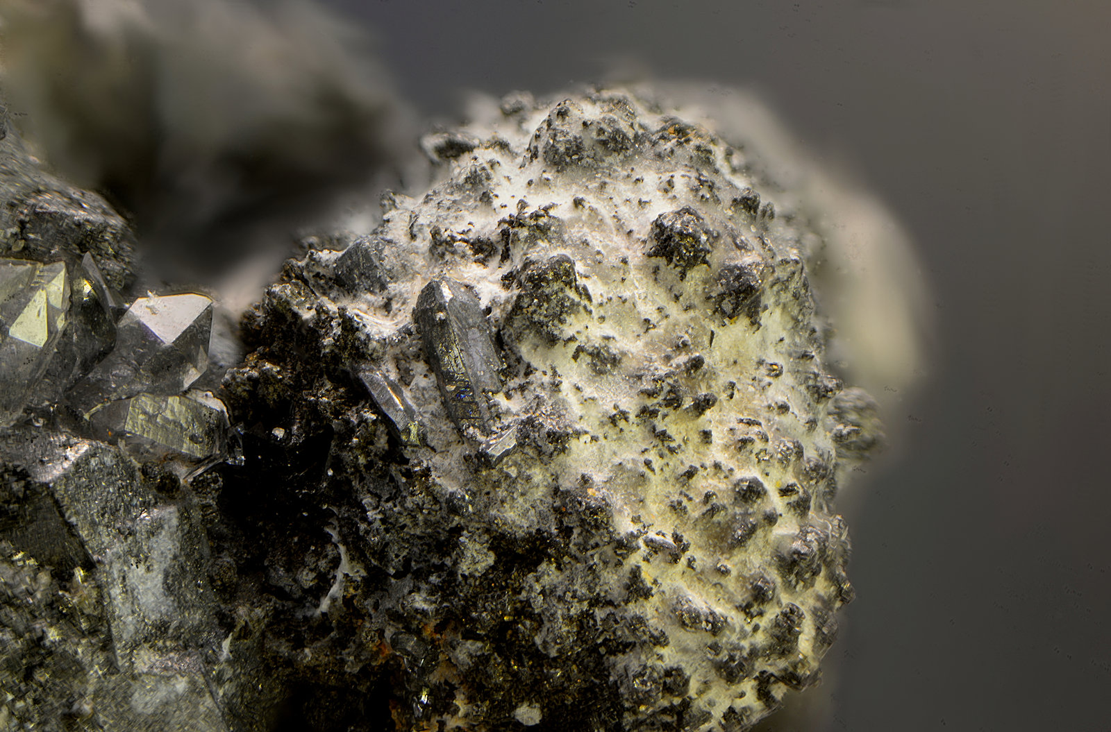 Pirargirita y Acantita
Campo de visión de 2 mm
(Autor: Antonio Carmona)