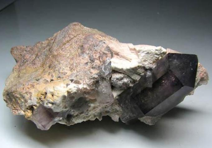 Cuarzo (variedad amatista)
8 x 5 x 3,5 cm
(Autor: Antonio Alcaide)
