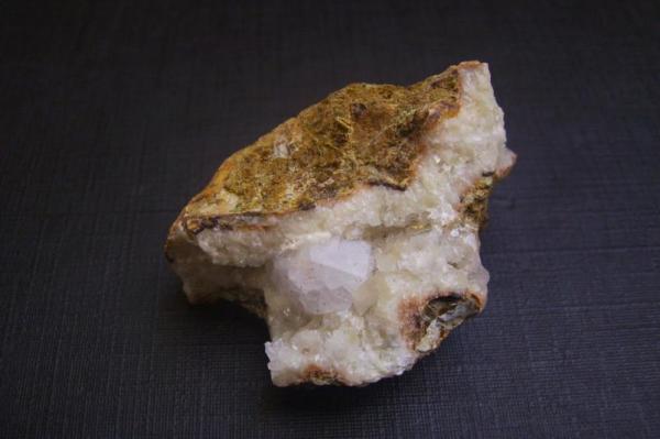 Analcima
Pieza: 4 x 3 cm.; cristal: 1 cm.
(Autor: Antonio Alcaide)