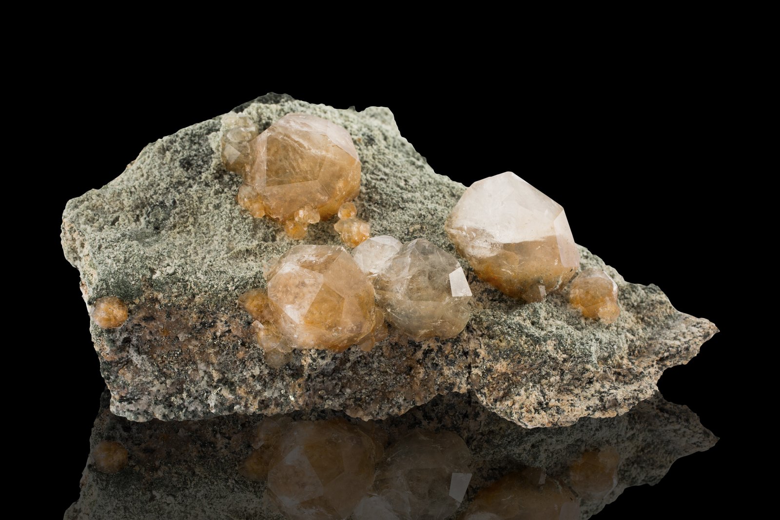 Analcima
12.5 x 6 x 11 cm / Cristal principal: 3.2 cm.
(Autor: Museo MIM)