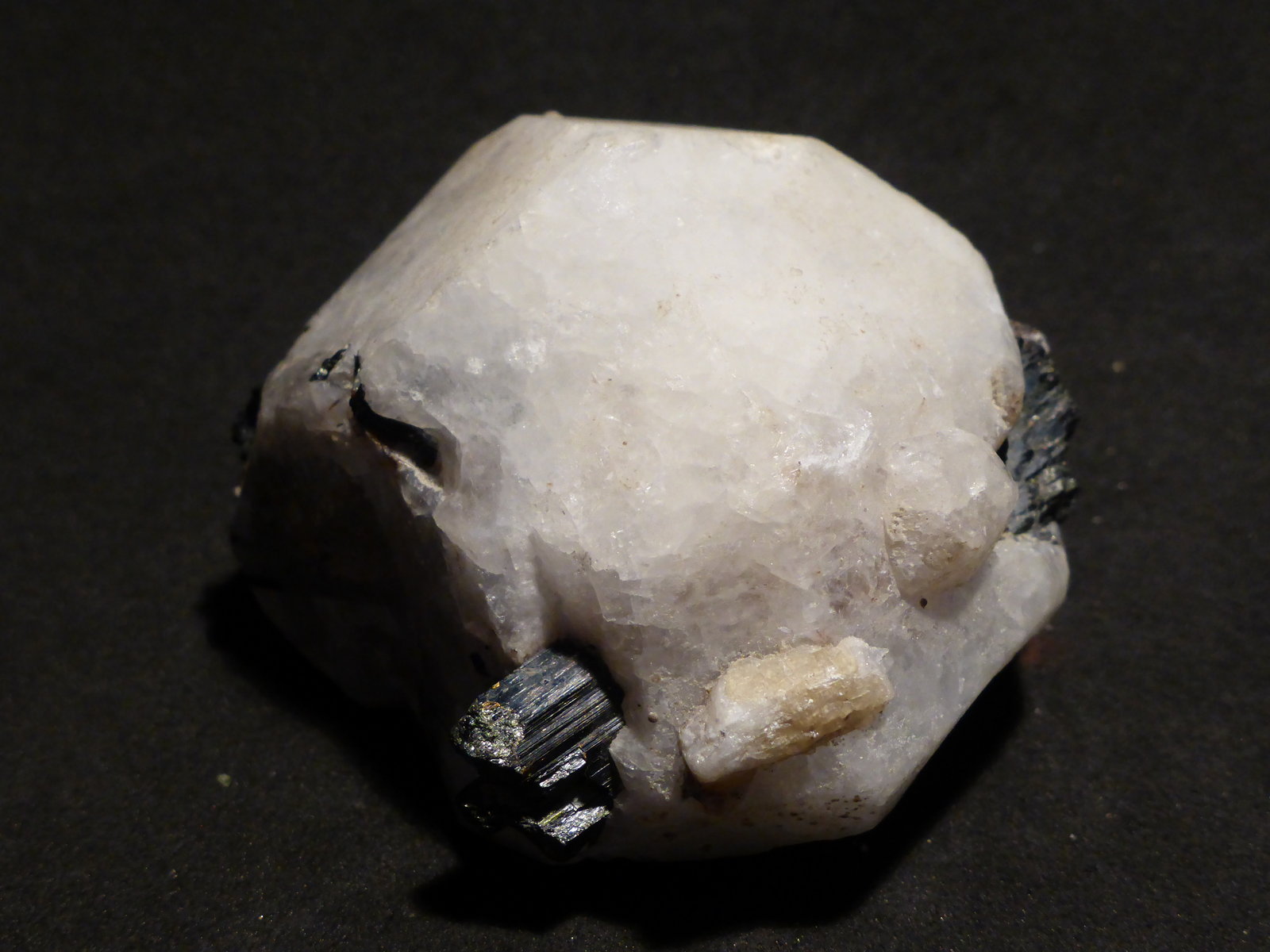 Analcima y aegirina
5x4,5 cm
(Autor: Ander Ispizua Juan)