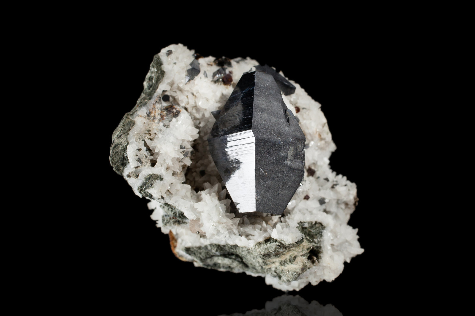 Anatasa en Albita
3.5 x 5 x 4 cm / Cristal principal: 2.3 cm
(Autor: Museo MIM)