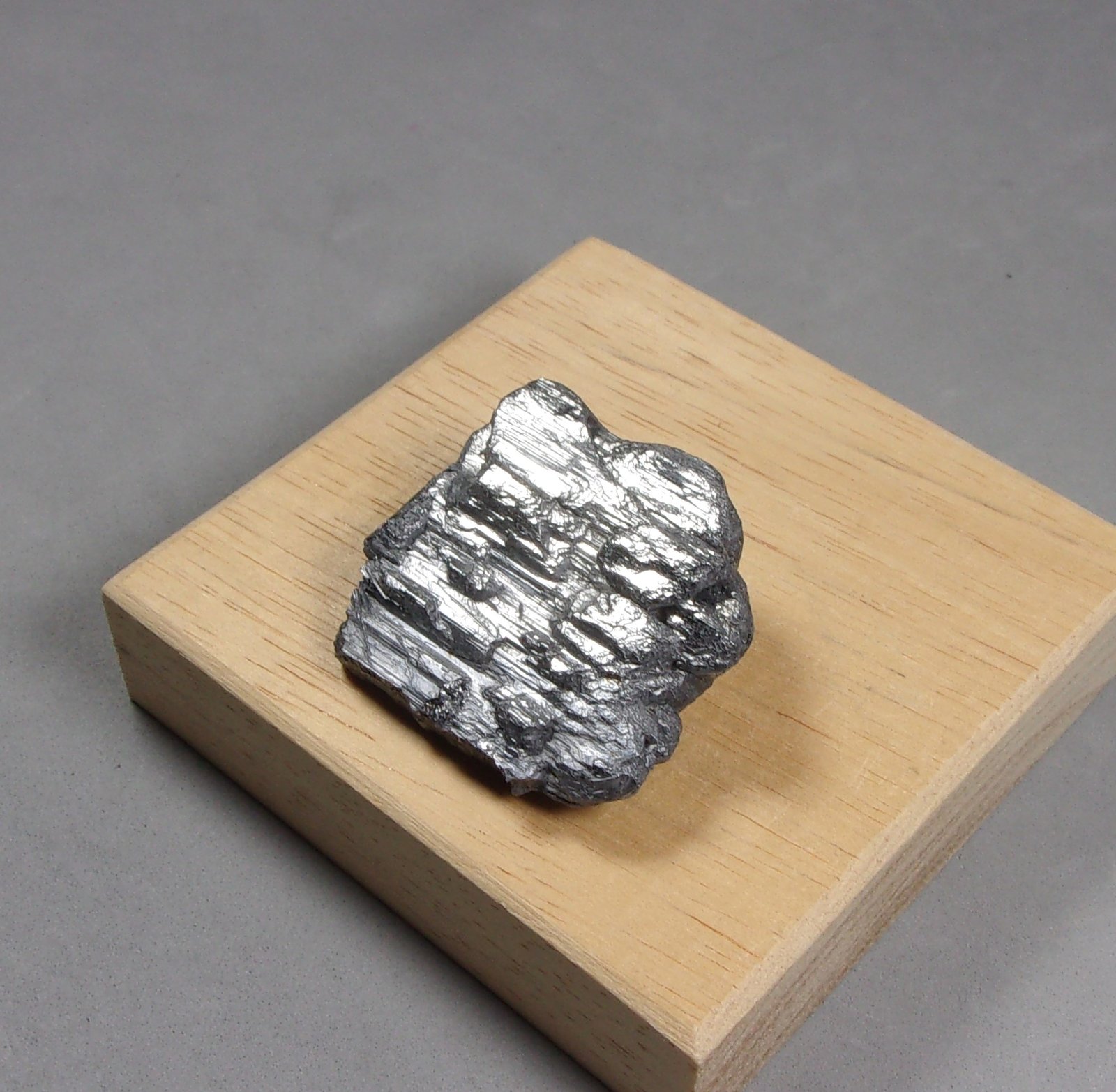 Andorita
3,2 x 2,9 x 0,7 cm.
(Autor: J. G. Alcolea)