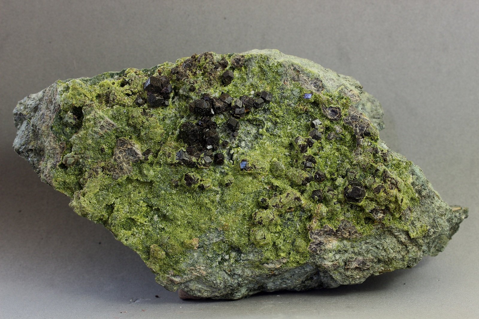 Andradita (variedad melanita)
103X66X24 mm
(Autor: Juan Espino)