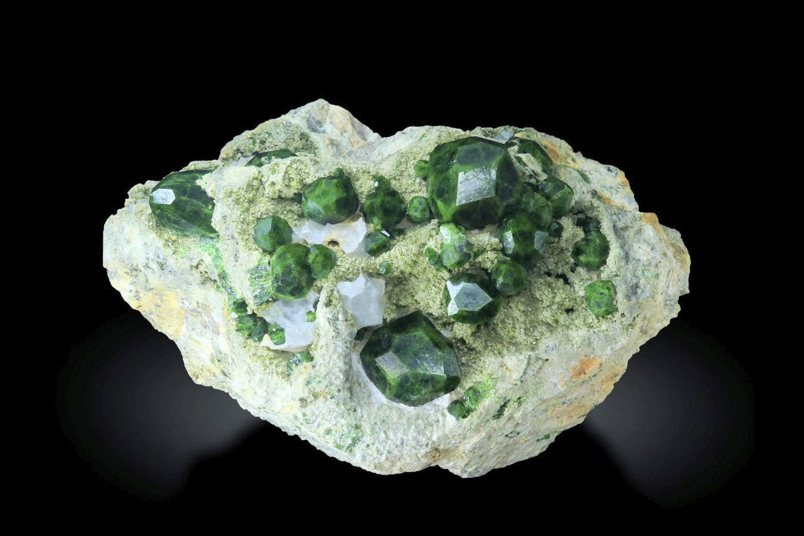 Andradita (variedad demantoide) con Calcita
12 x 13 x 14.5 cm / Cristal principal: 3.3 cm.
(Autor: Museo MIM)