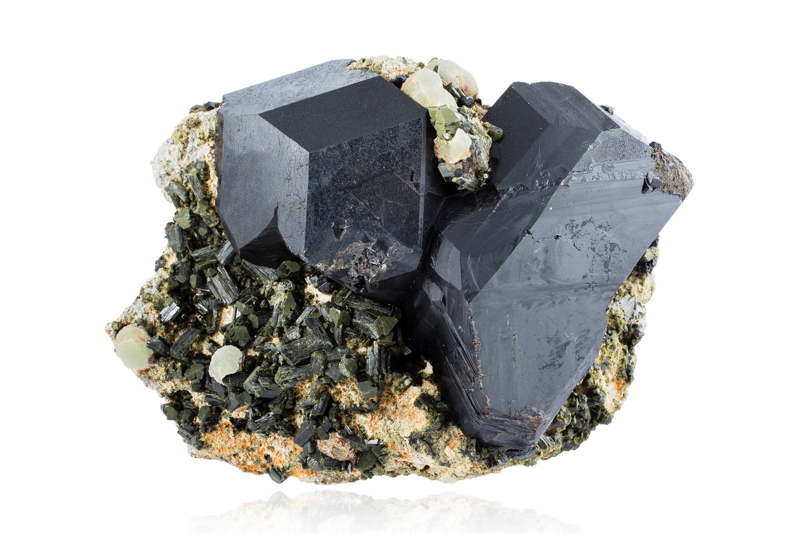 Andradita (variedad melanita) con Epidota y Prehnita
15.5 x 25.5 x 17.5 cm / Cristal principal: 15.8 cm.
(Autor: Museo MIM)