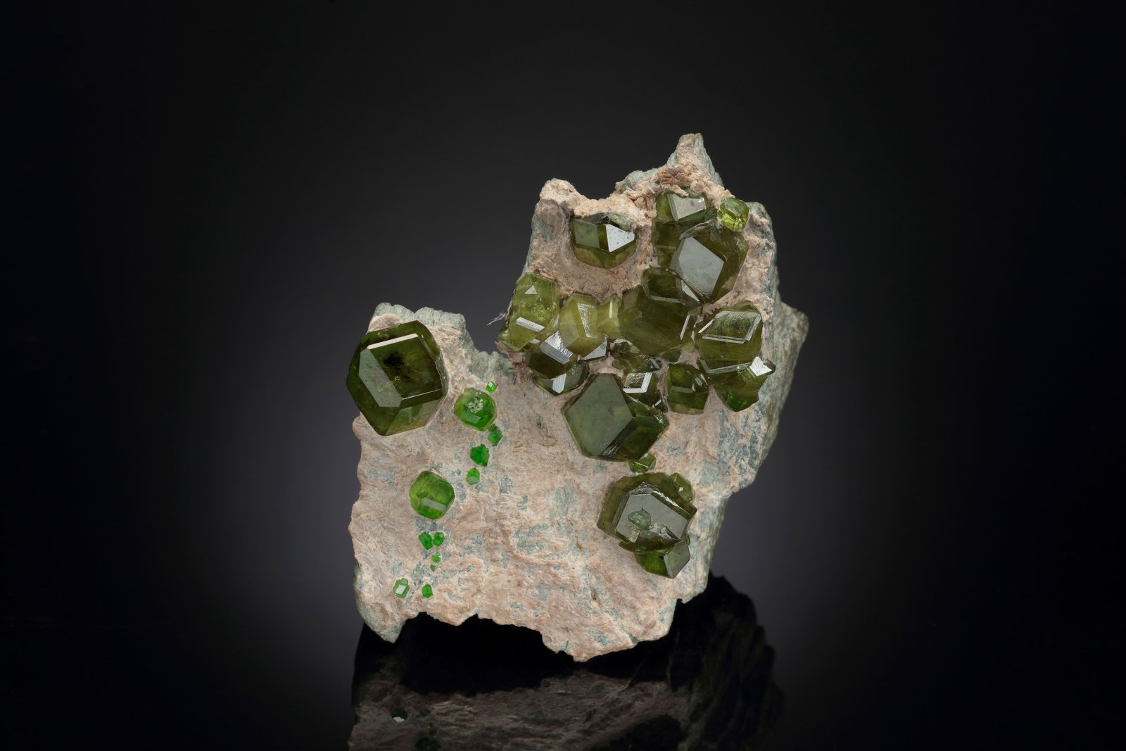Andradita (variedad demantoide)
7.5 x 6 x 4.5 cm / cristal principal: 1.6 cm
(Autor: Museo MIM)