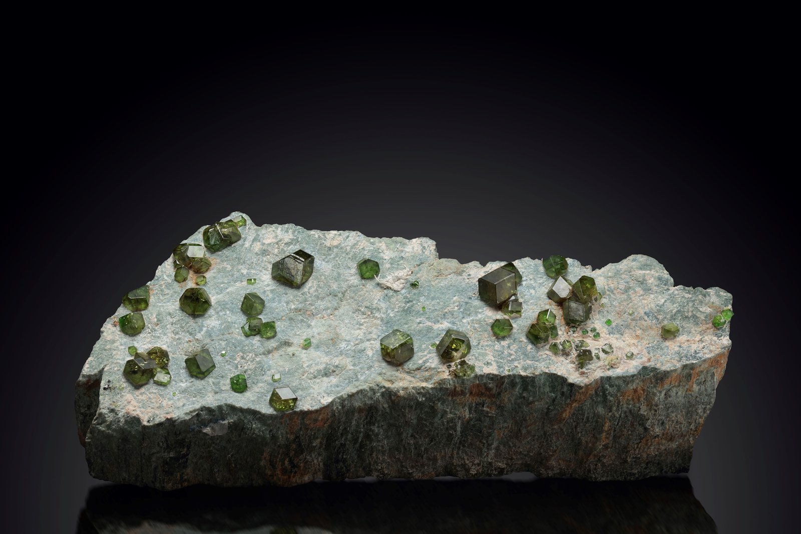 Andradita (variedad demantoide)
19.5 x 7 x 5.5 cm / cristal principal: 1.4 cm
(Autor: Museo MIM)