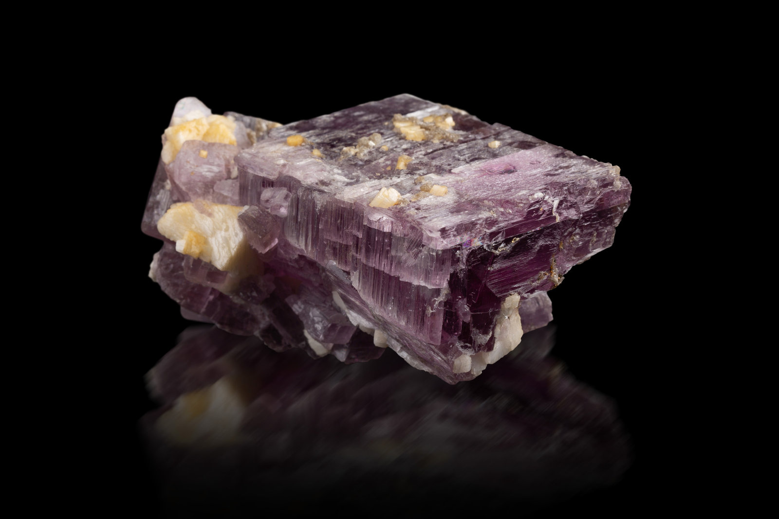 Anhidrita [Anhydrite] con Dolomita [Dolomite]
7 x 4.5 x 8 cm / cristal principal: 7.1 cm.
(Autor: Museo MIM)