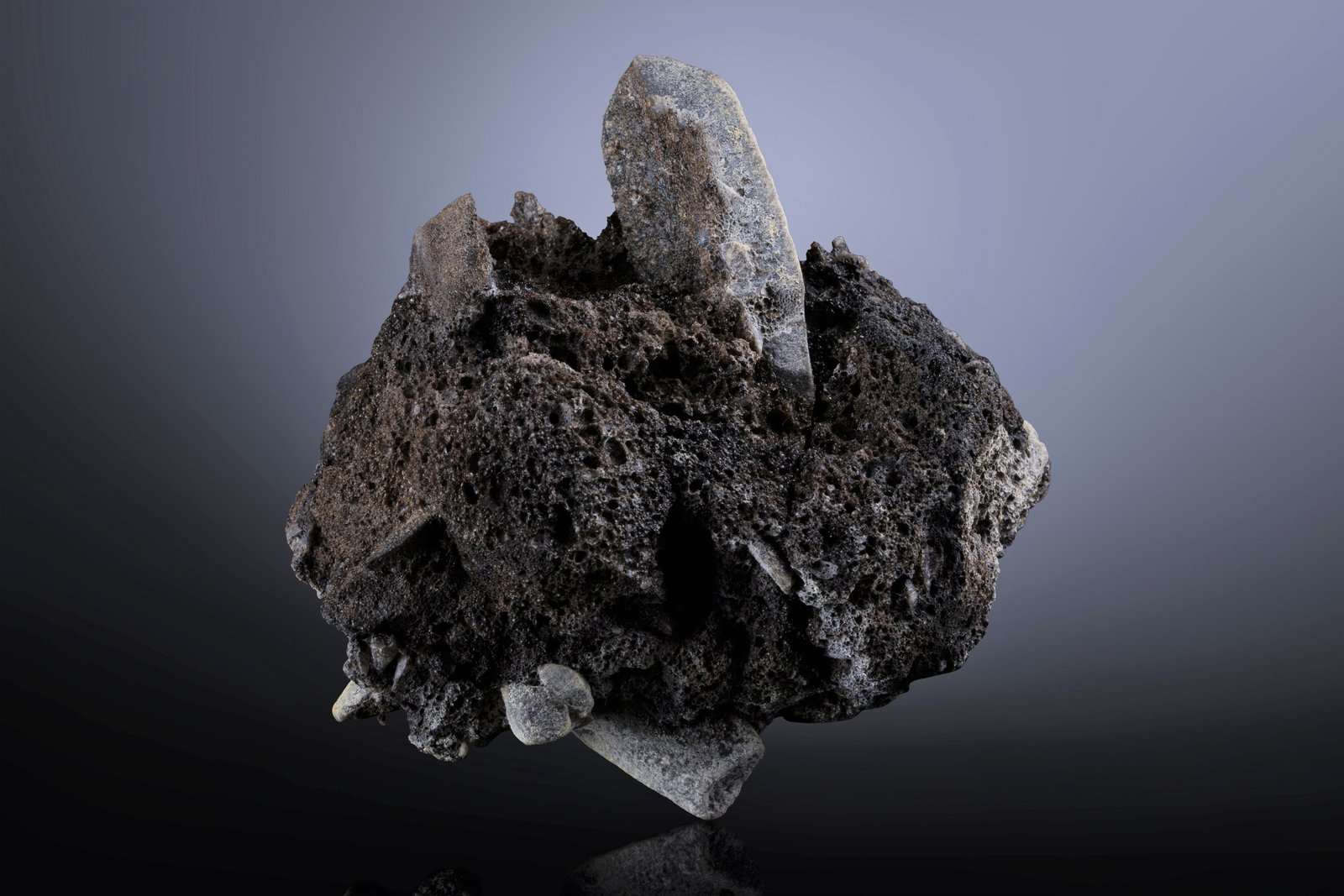Albita (variedad anortoclasa)
10 x 5 x 10 cm / cristal principal: 5.1 cm
(Autor: Museo MIM)