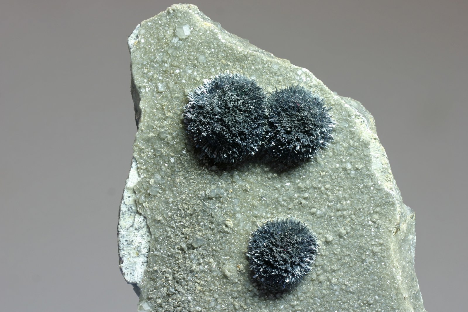 Stibnita (Estibina)
nodulos  aprox 20 mm
(Autor: Ramon A  Lopez Garcia)