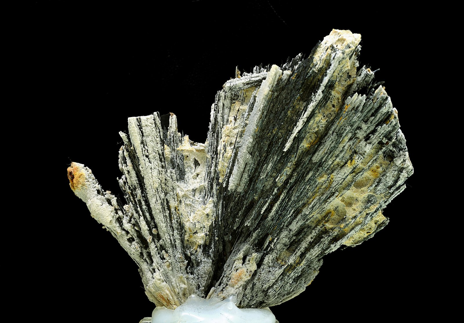 Antimonita y estibiconita
10 x 9 cm
(Autor: Antonio Carmona)