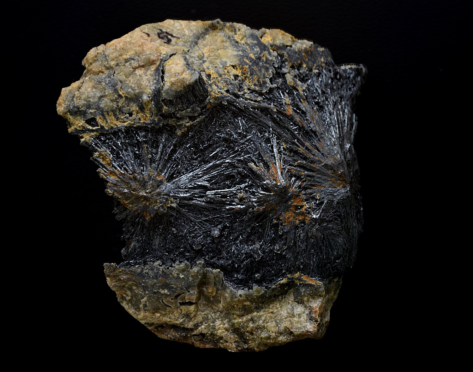 Estibnita (estibina)
60 x 57 mm
(Autor: Antonio Carmona)