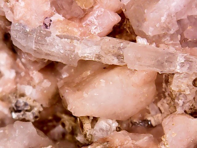 Apatito y oligoclasa
4 x 0,5 x 0,6 mm
(Autor: Anisio Claudio)
