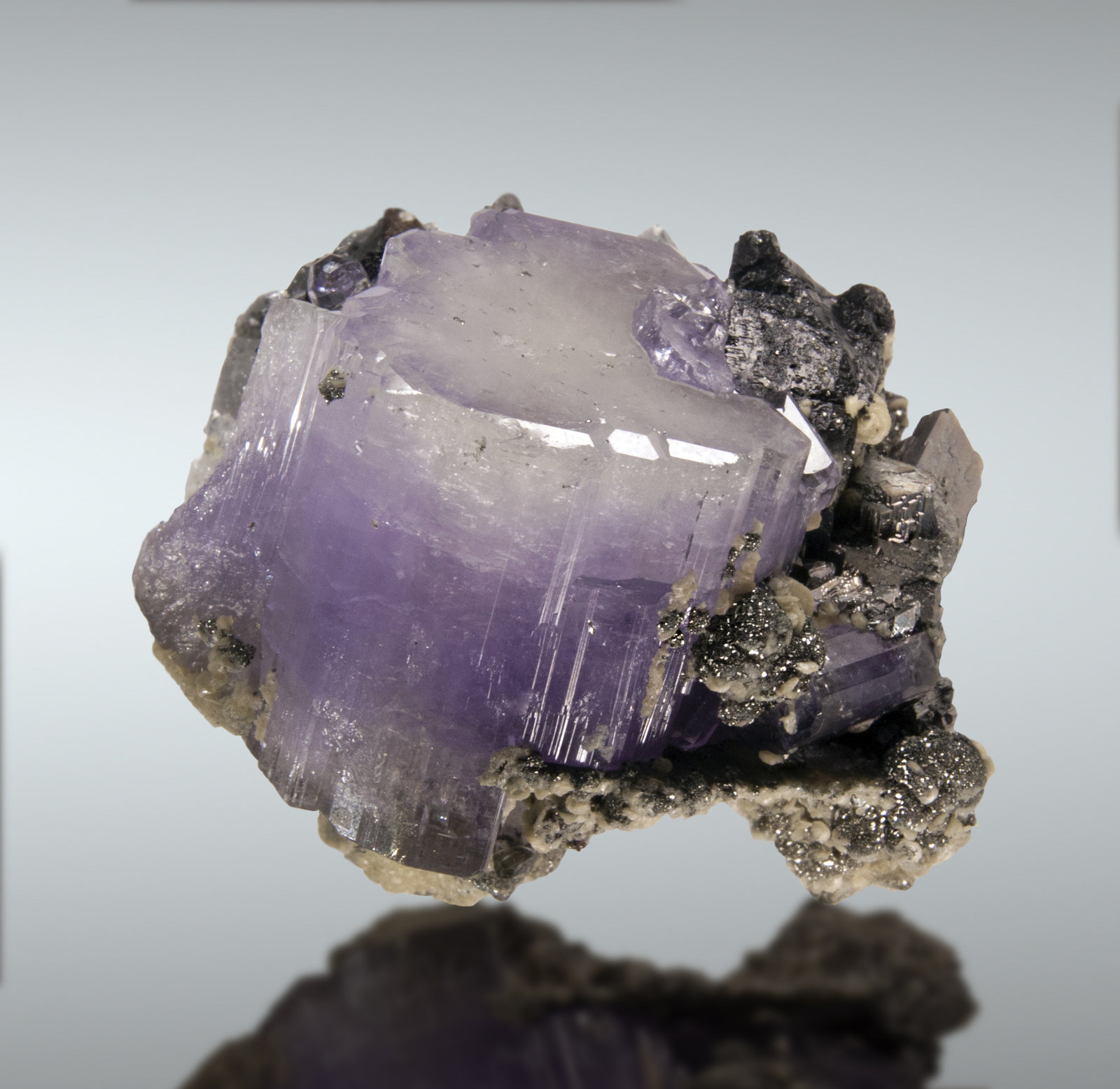 Fluorapatito
8.5 x 6.5cm, cristal 5x4.5cm
(Autor: Raul Vancouver)