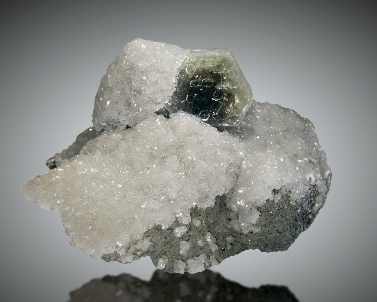 Fluorapatito, calcita
11 x 10cm, cristal 3cm
(Autor: Raul Vancouver)