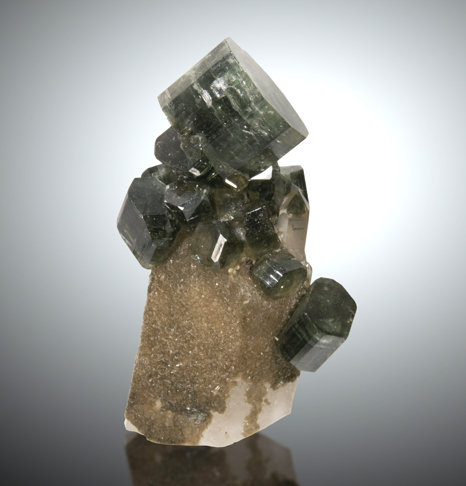 Fluorapatito, Cuarzo
10 x 5.5cm, cristales hasta 3cm
(Autor: Raul Vancouver)