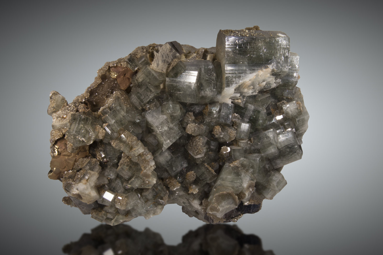Fluorapatito, Siderita, Calcopirita
18 x 15 cm
(Autor: Raul Vancouver)
