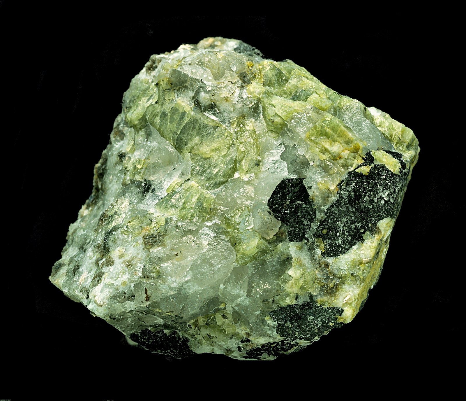 Fluorapatito (Grupo Apatito) y Chorlo (Grupo Turmalina)
5 x 6 cm
(Autor: Antonio Carmona)