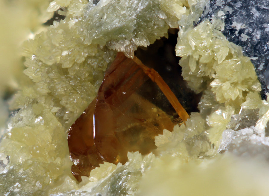 Wulfenita y Mimetita
Encuadre de 5,37mm
(Autor: Oscar Fernandez)