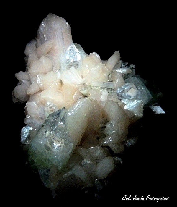 Fluorapophyllita-(K) (Apofilita), Stilbita-Ca (Estilbita-Ca)
100x80 mm.
(Autor: Jesus Franquesa Baucells)