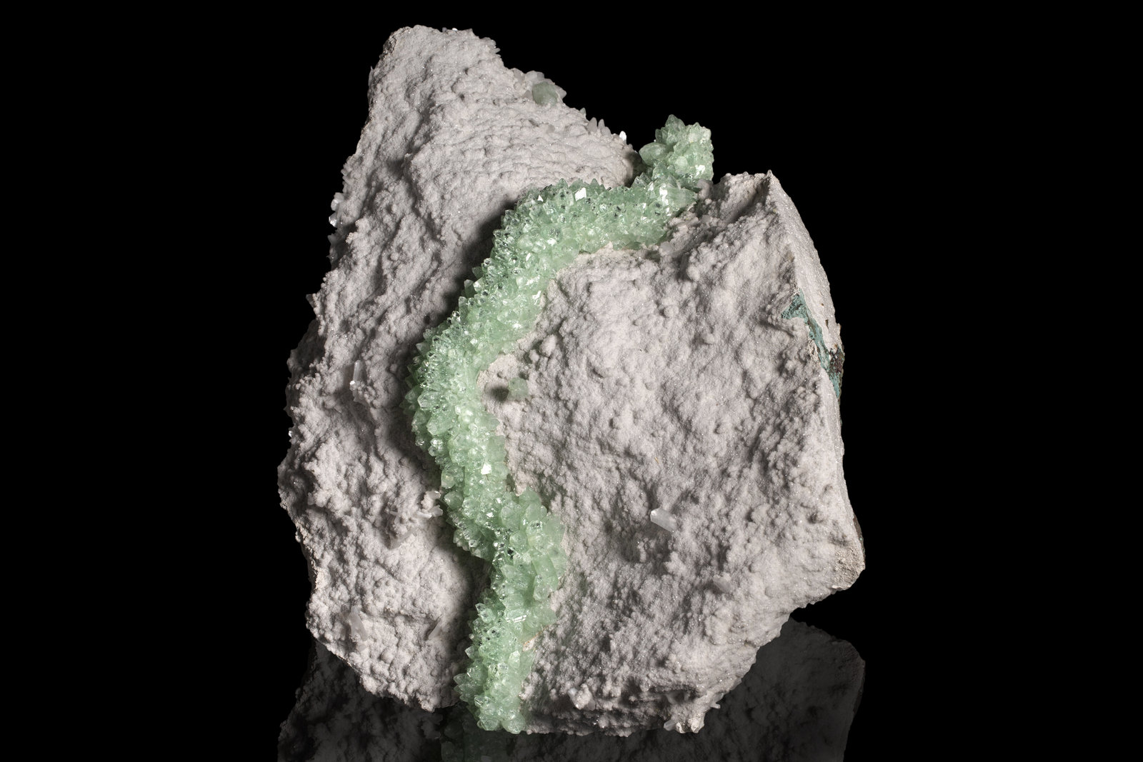 Fluorapofilita-(K) en Estilbita-Ca
44 x 25 x 55 cm / cristal principal: 3 cm
(Autor: Museo MIM)