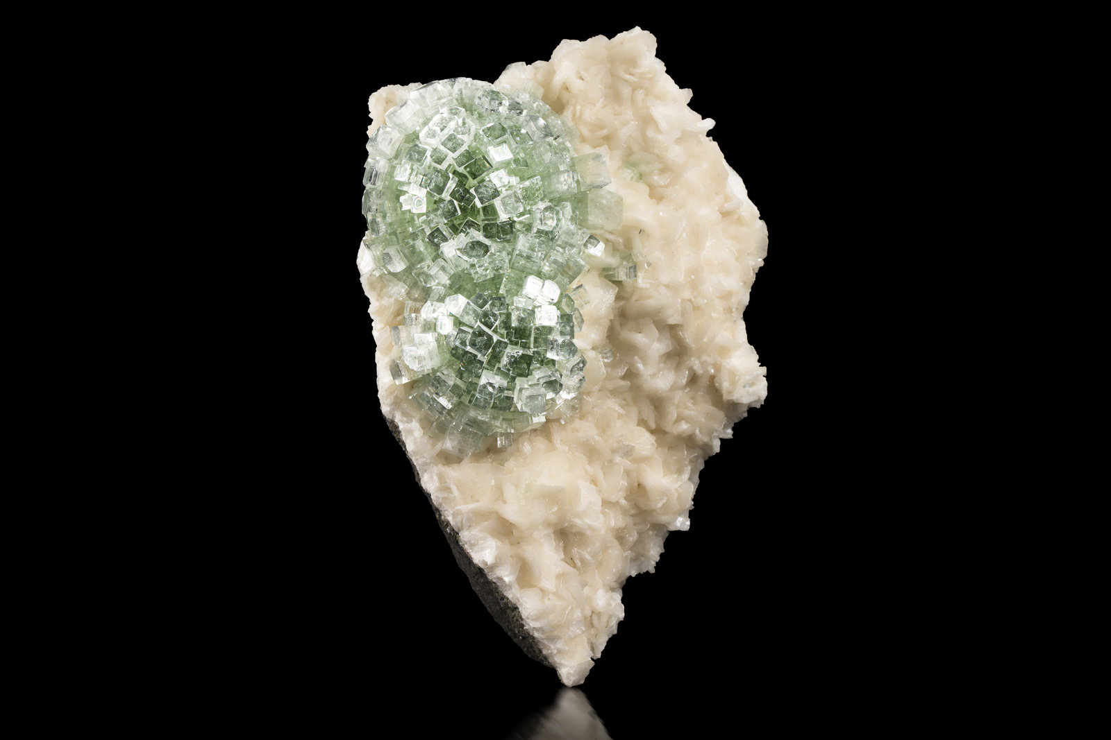 Fluorapofilita-(K) en Estilbita-Ca
7.5 x 16 x 24 cm / cristal principal: 2 cm
(Autor: Museo MIM)
