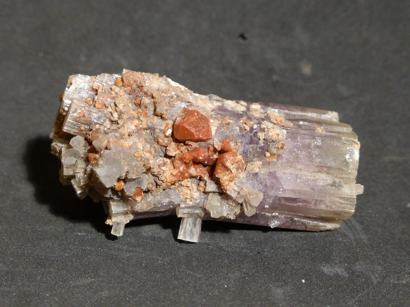 Aragonito y Cuarzo (variedad jacinto de compostela)
5x2 cm
(Autor: Ander Ispizua Juan)