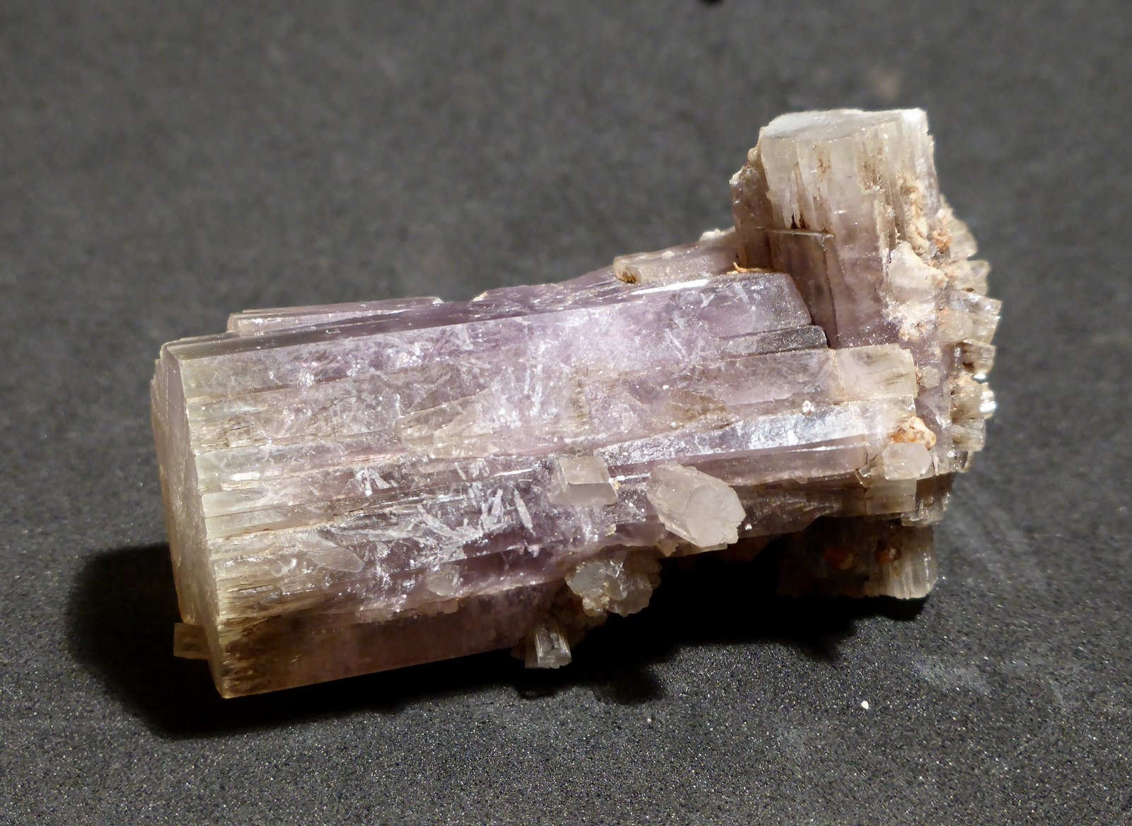 Aragonito y Cuarzo (variedad jacinto de compostela)
5x2 cm
(Autor: Ander Ispizua Juan)