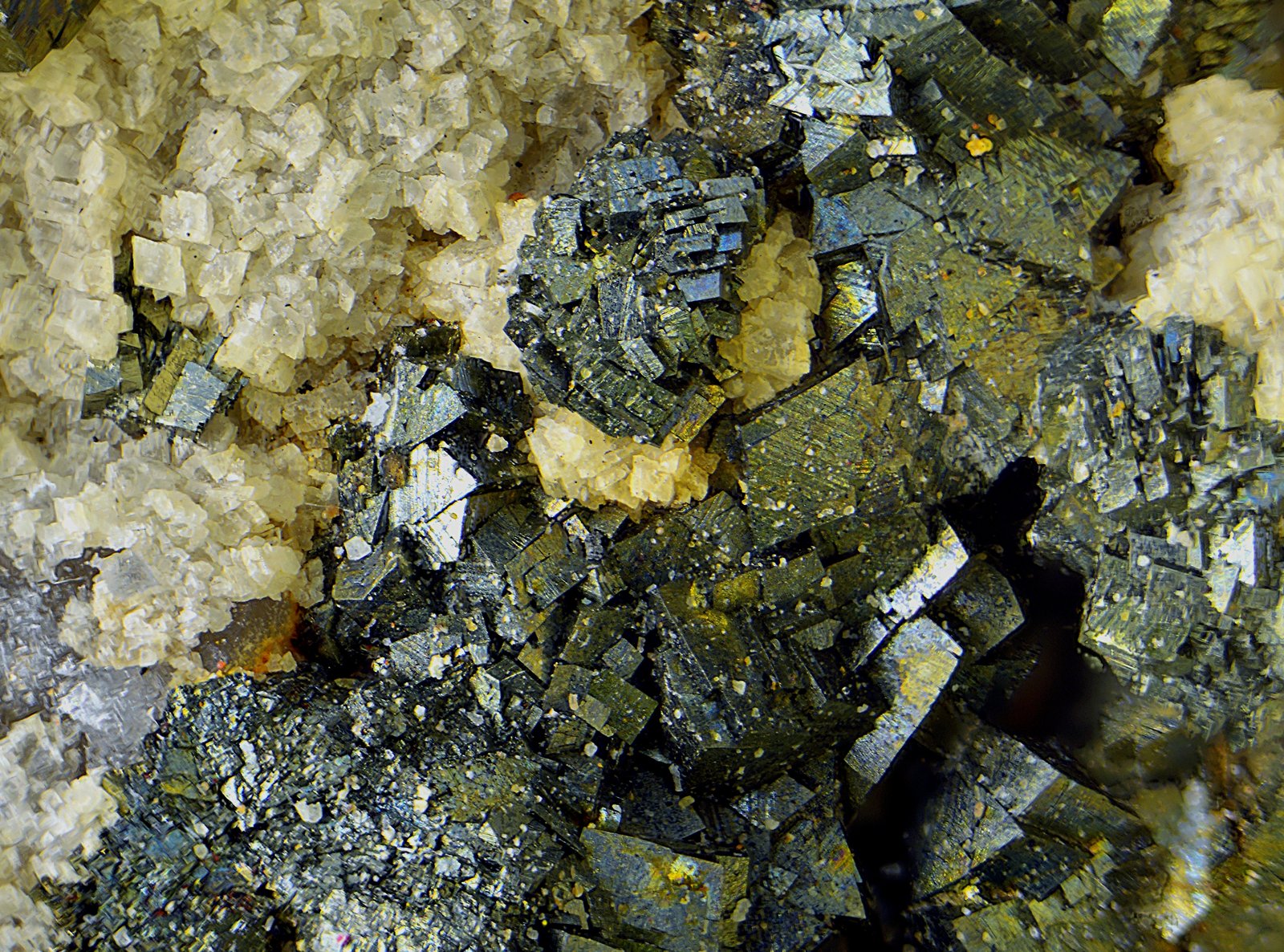 Arsenopirita sobre dolomita.
Campo de visión de 2,5 mm
(Autor: Antonio Carmona)