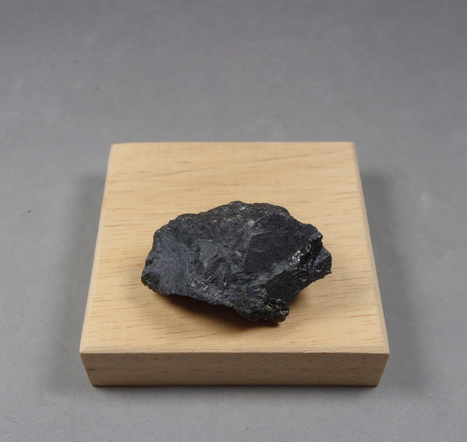 Argirodita [Argyrodite]
3,9 x 2,8 x 2,4 cm.  46,39 g.
(Autor: J. G. Alcolea)