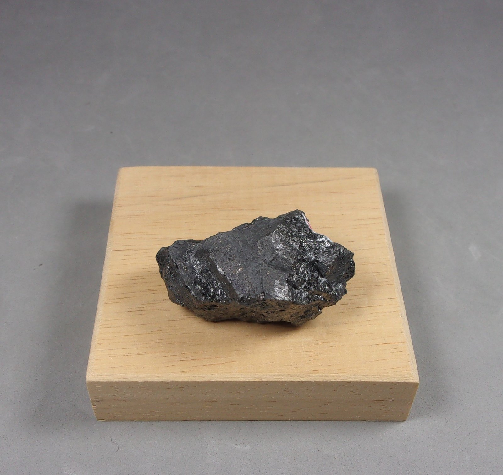 Argirodita [Argyrodite]
3,9 x 2,8 x 2,4 cm.  46,39 g.
(Autor: J. G. Alcolea)