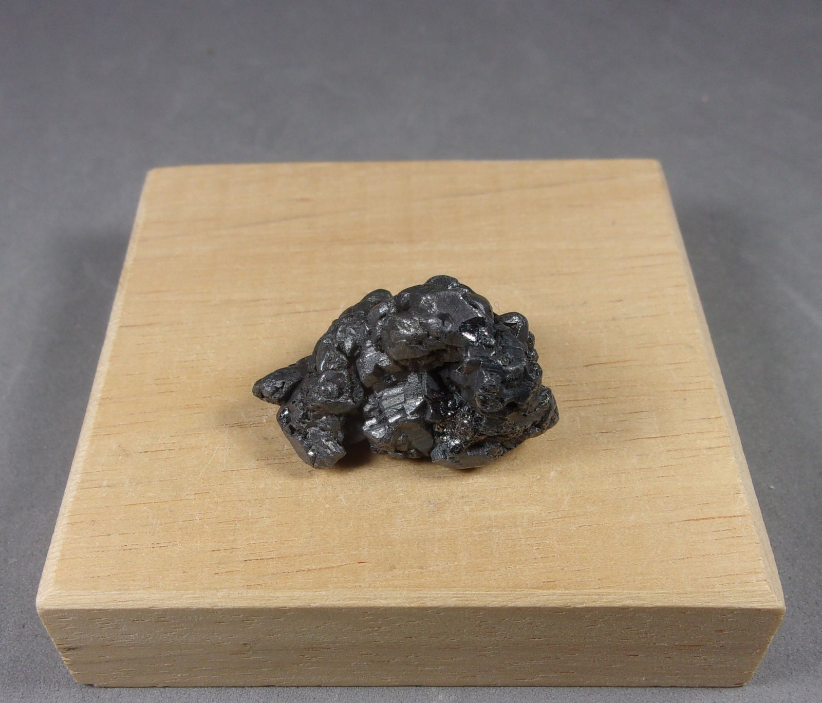 Stephanita
2,7 x 1,8 x 1,7 cm.  16,82 g.
(Autor: J. G. Alcolea)