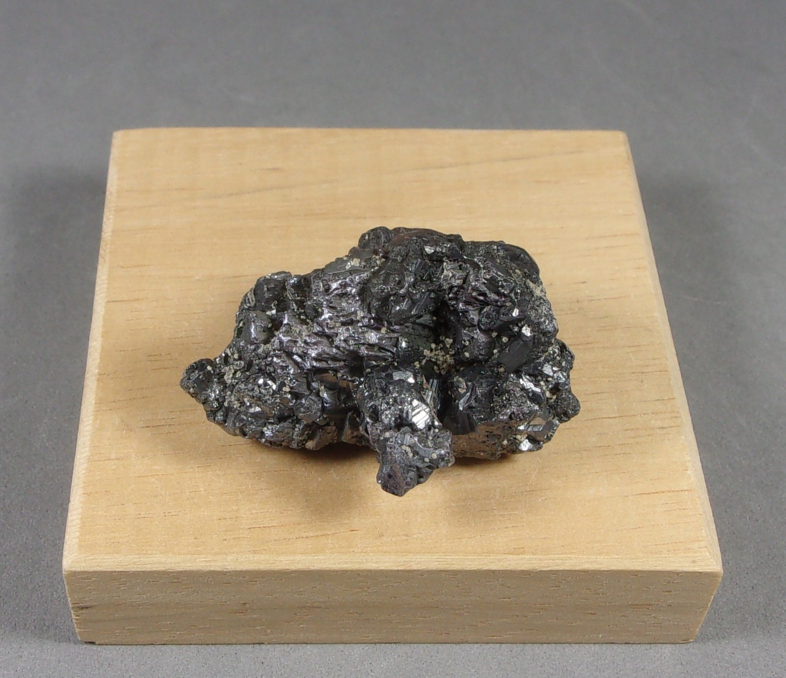 Argyrodita con Estefanita.
39 x 2,2 x 2,3 cm. 39,99 g.
(Autor: J. G. Alcolea)