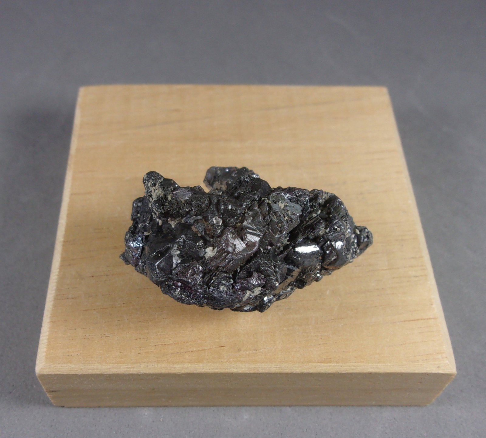 Argyrodita con Estefanita.
3,9 x 2,2 x 2,3 cm. 39,99 g.
(Autor: J. G. Alcolea)