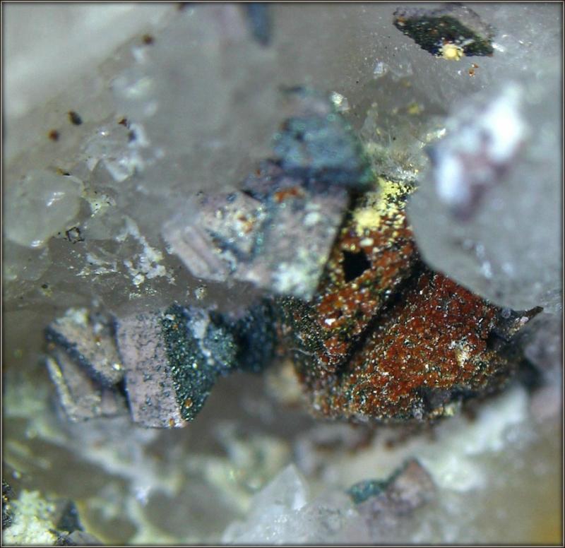 Arseniosiderita y Ortoclasa (variedad adularia)
(Autor: Mijeño)