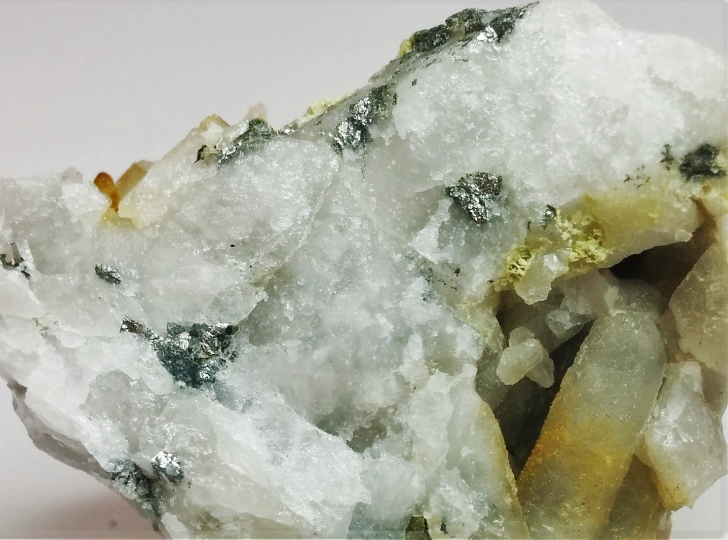 Arsenopirita, cuarzo
3 x 2 cm
(Autor: FranHB)