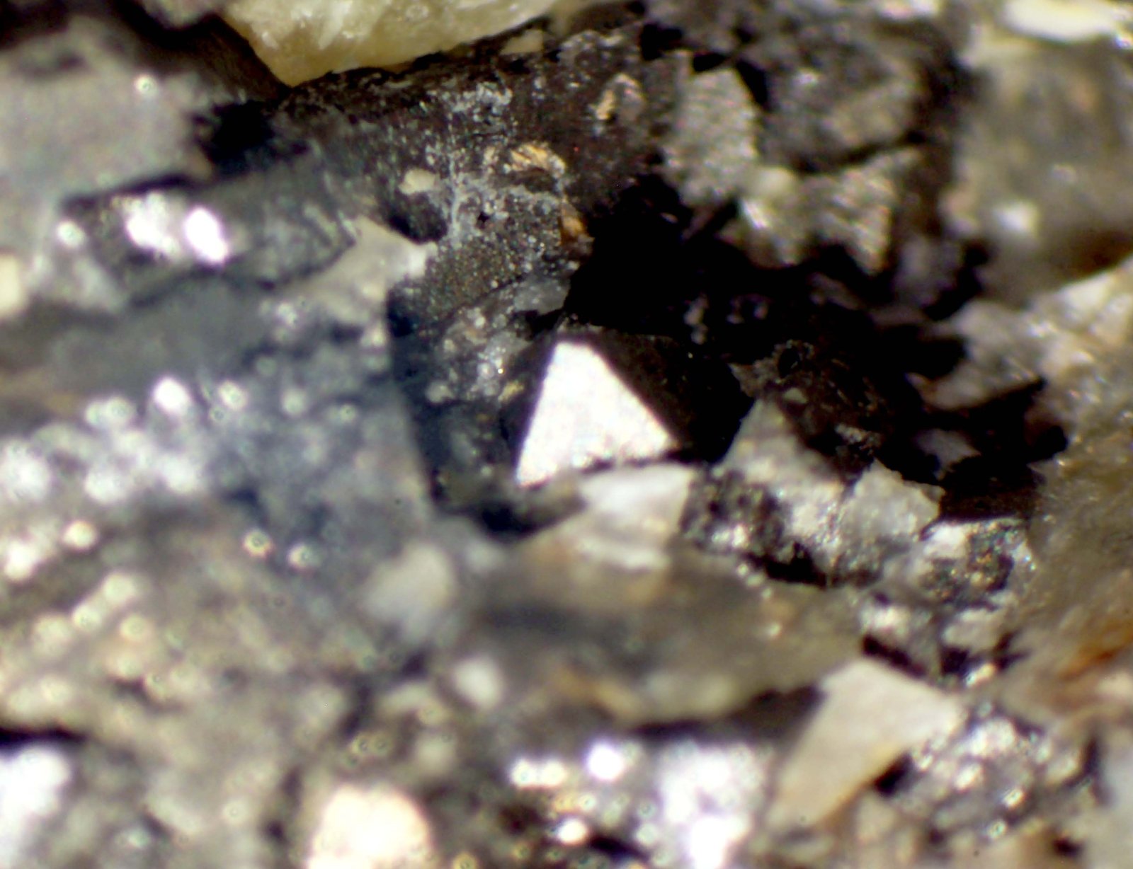 Arsenopirita
< 1 mm
(Autor: José Luis Zamora)