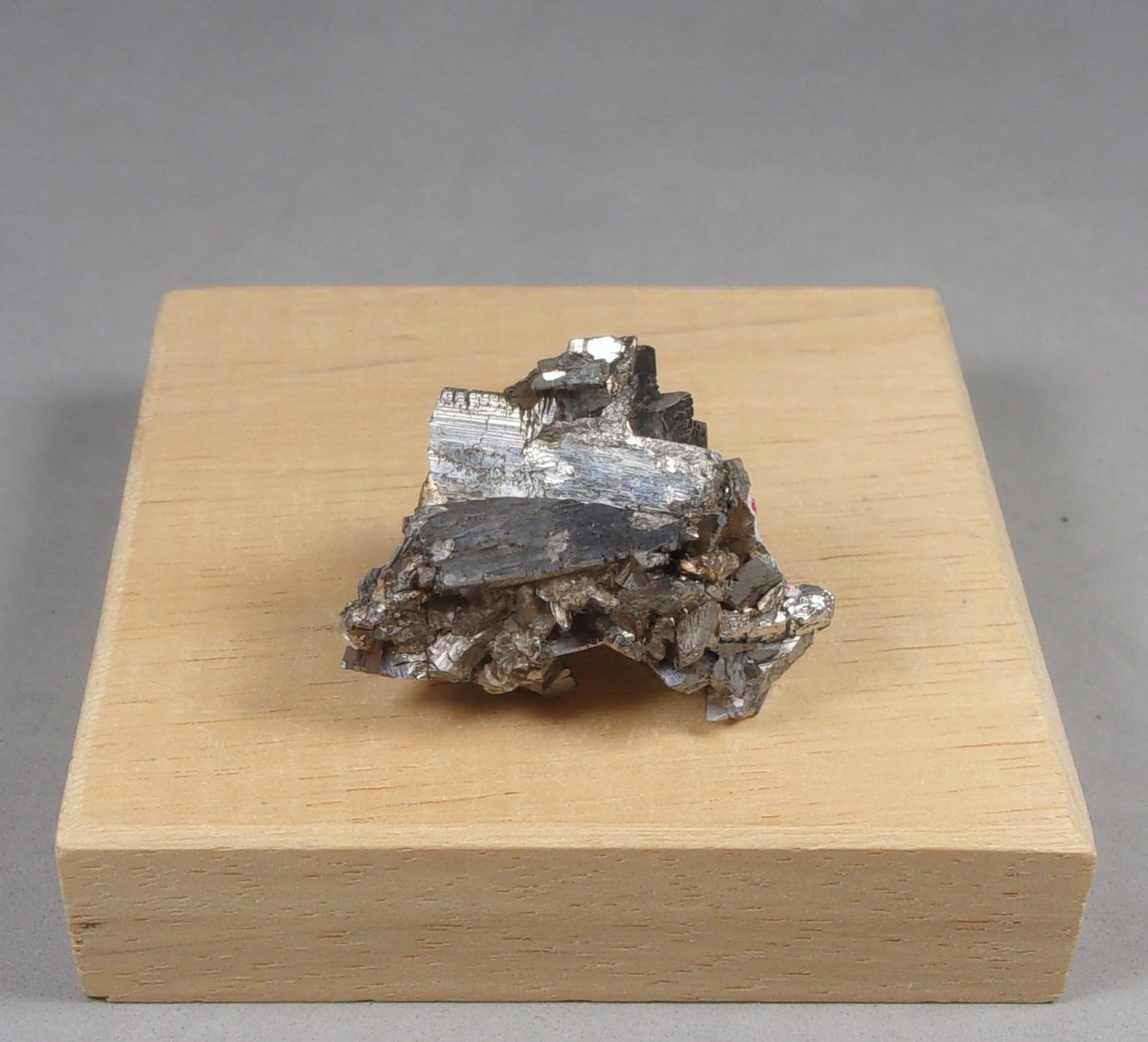 Arsenopirita
3 x 2,4 x 1,4 cm. 18,56 g.
(Autor: J. G. Alcolea)