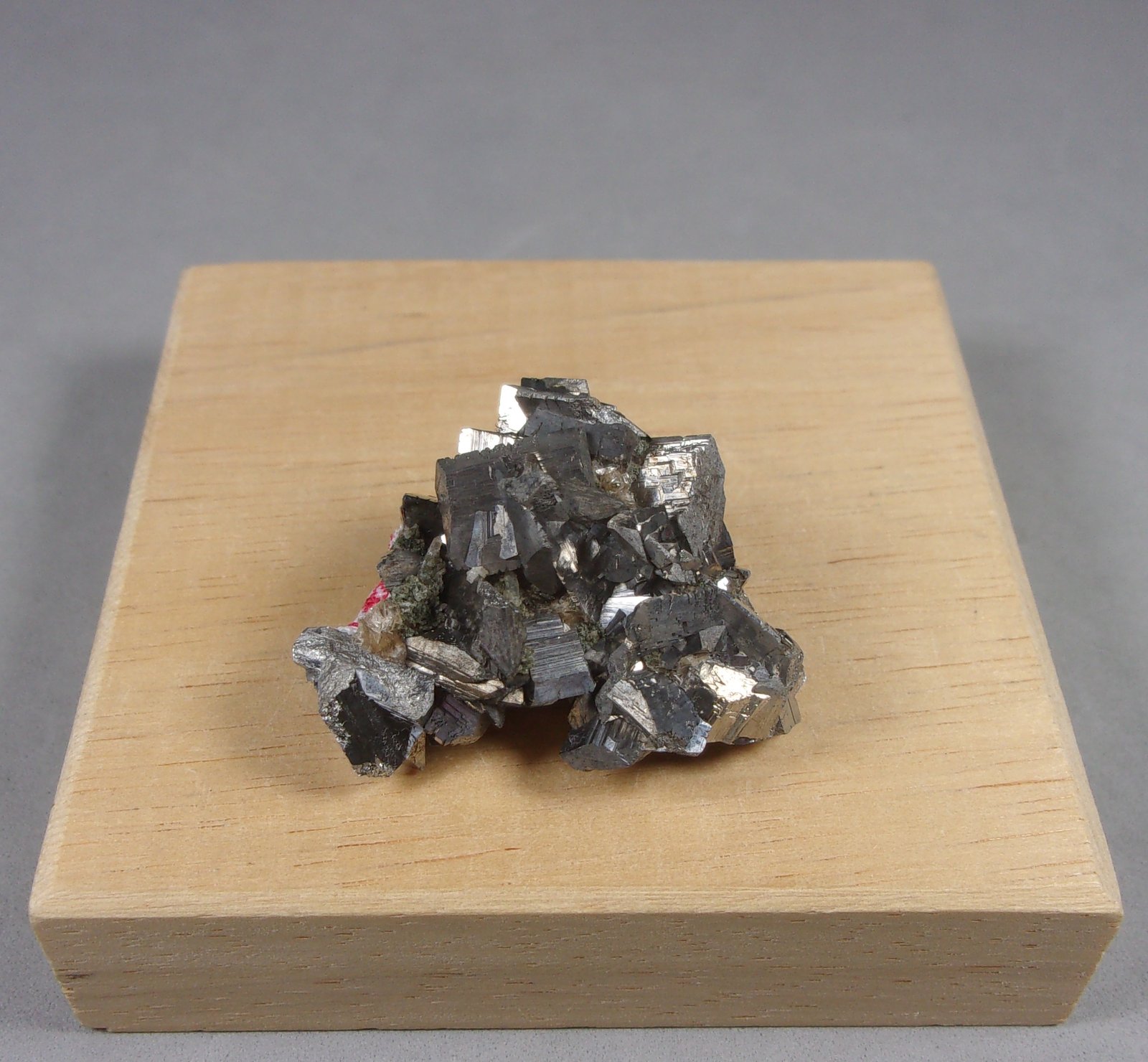 Arsenopirita
3 x 2,4 x 1,4 cm. 18,56 g.
(Autor: J. G. Alcolea)