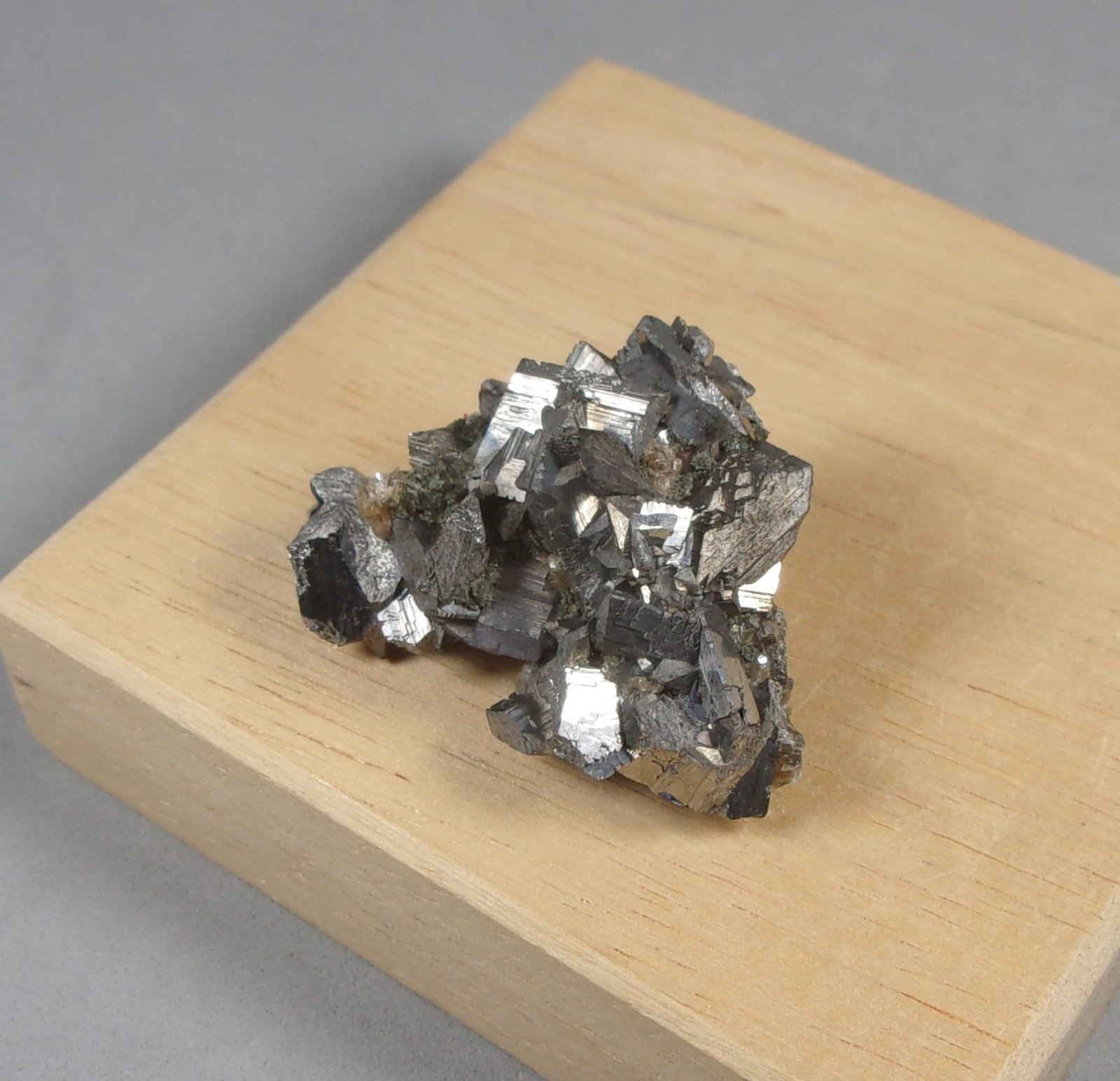 Arsenopirita
3 x 2,4 x 1,4 cm. 18,56 g.
(Autor: J. G. Alcolea)