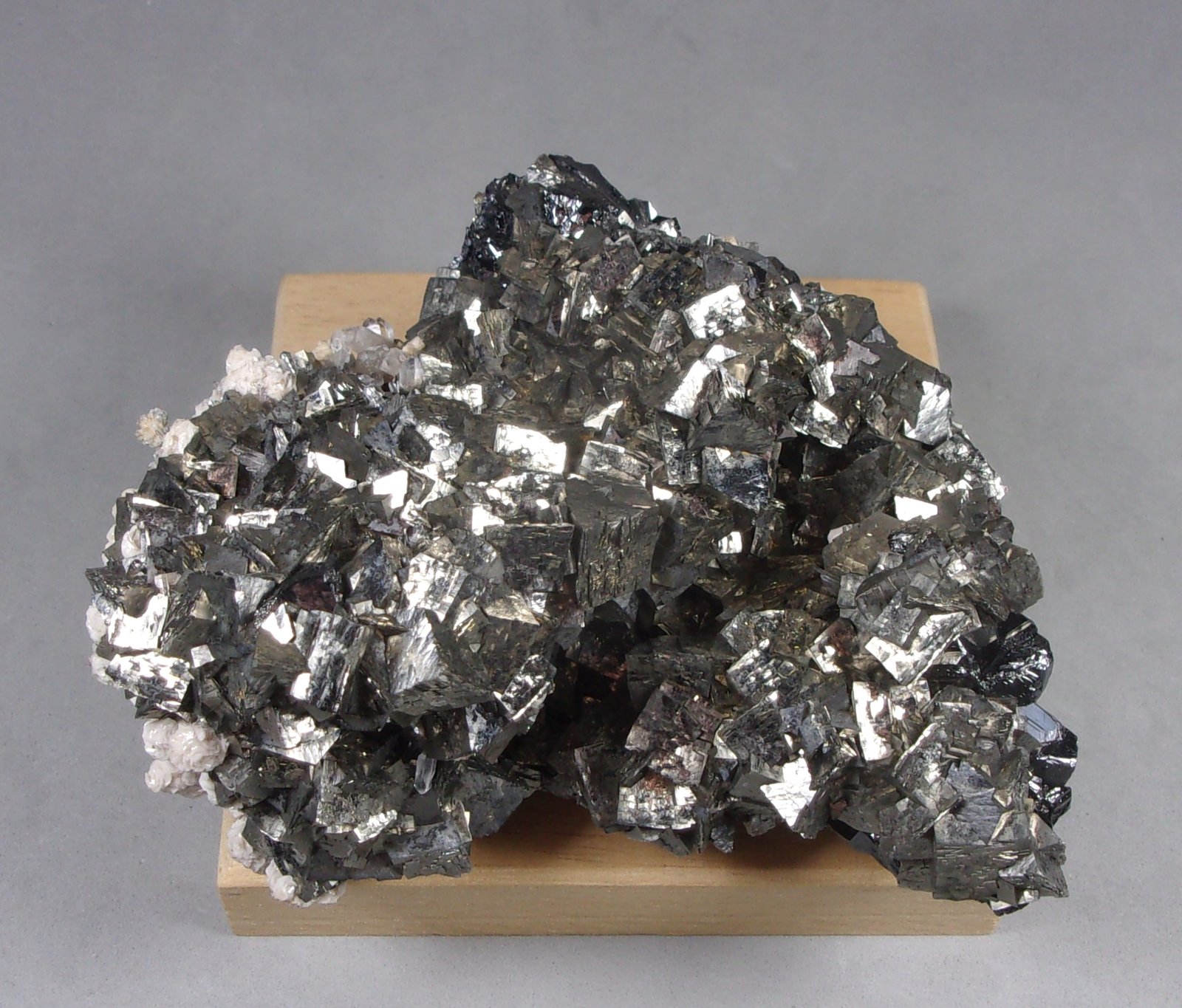 Arsenopirita
10 x 8 x 5,5 cm.
(Autor: J. G. Alcolea)