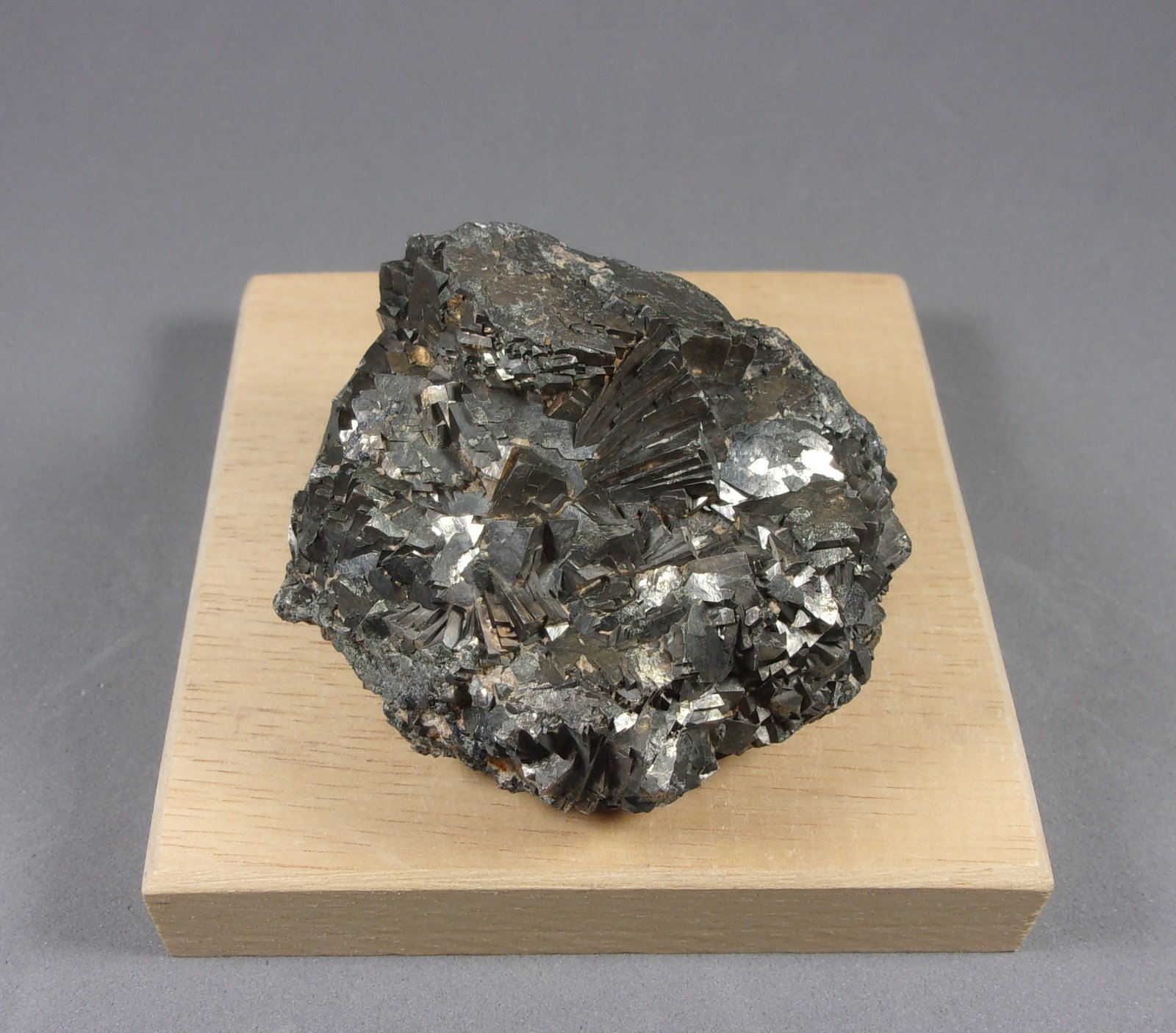 Arsenopirita
5,8 x 5,2 x 4 cm.
(Autor: J. G. Alcolea)