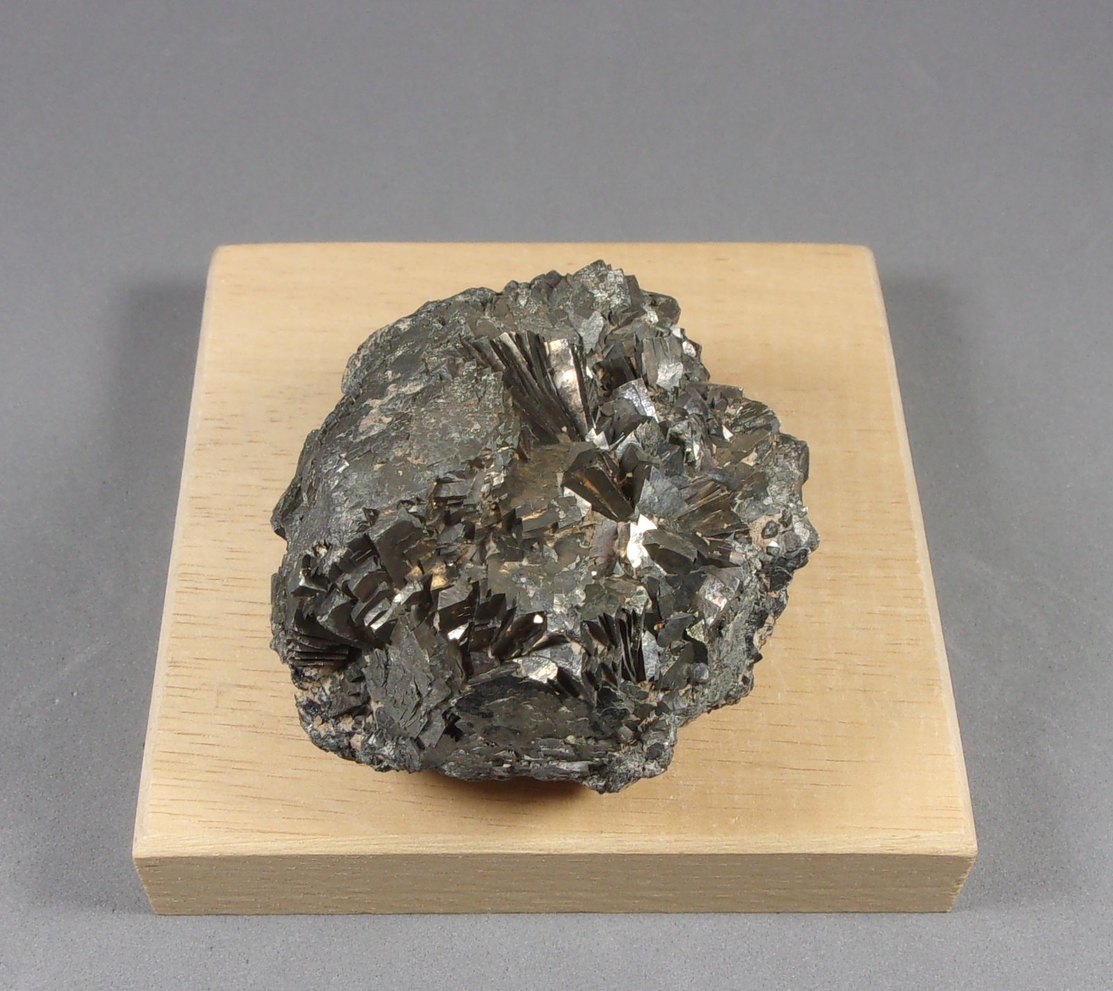 Arsenopirita
5,8 x 5,2 x 4 cm.
(Autor: J. G. Alcolea)