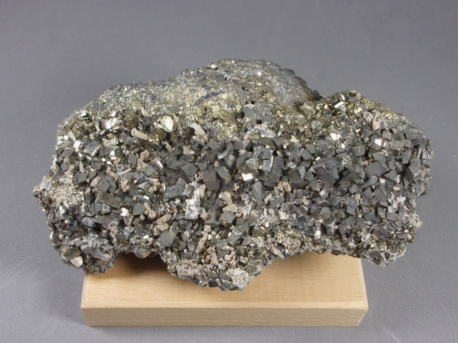Arsenopirita
10,6 x 6,3 x 3,4 cm.
(Autor: J. G. Alcolea)