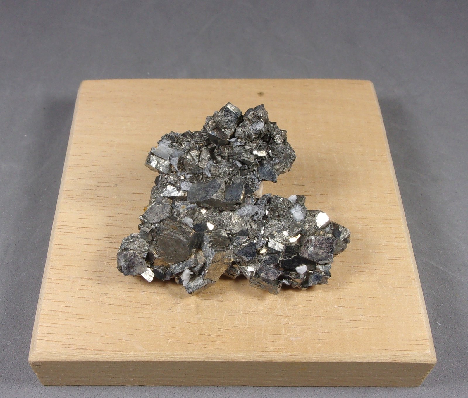 Arsenopirita
5 x 4 x 1,4 cm.  45 g.
(Autor: J. G. Alcolea)