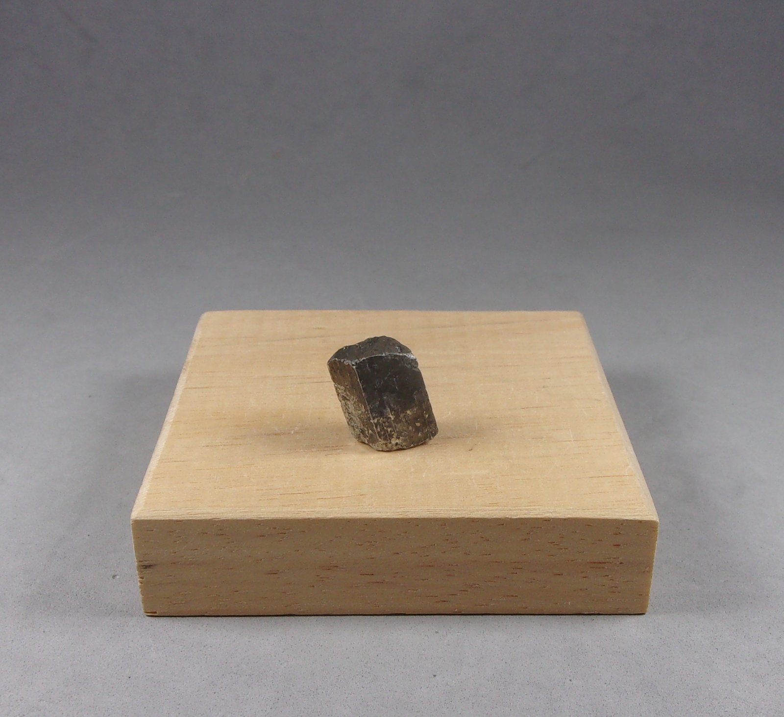 Arsenopirita (variedad danaita)
1,5 × 1,1 × 0,7 cm.  4,32 g.
(Autor: J. G. Alcolea)
